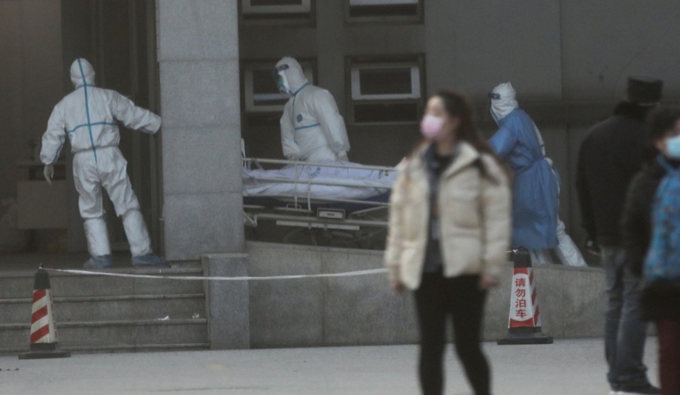 중국 후베이성 성도 우한에서 20일 의료진이 신종 코로나바이러스에 감염된 이른바 '우한 폐렴' 환자들을 치료하고 있는 진인탄 병원으로 환자를 이송하고 있다.