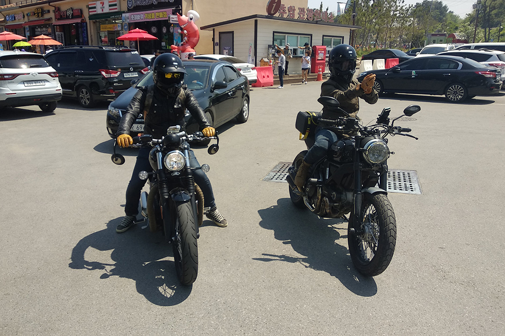 형주 씨(오른쪽)와 정운 씨. 형주 씨와 성수공고에서 진행하는 오토바이 정비 수업을 함께 듣기도 했다. 파주에서 동해항까지 먼 길을 달려왔다.