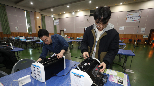 21일 경북 의성군 청소년센터에 마련된 개표소에서 선거관리위원회 관계자들이 개표기 등을 살펴보고 있다.
