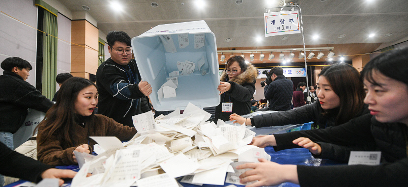 대구 군공항 이전 주민투표가 종료된 21일 오후 의성군청소년센터에 설치된 개표소에서 개표사무원들이 쏟아지는 투표지를 분류하고 있다.