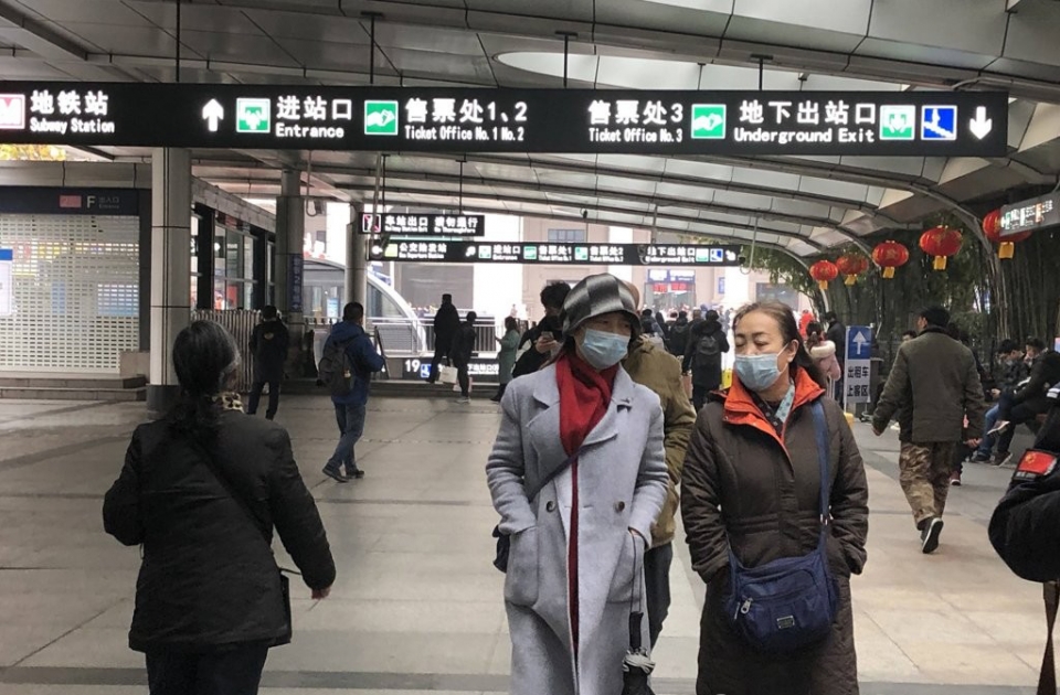 지난 21일 중국 후베이성 우한(武漢)시 한커우(漢口) 역 앞 거리에서 마스크를 쓴 시민들이 걷고 있다.