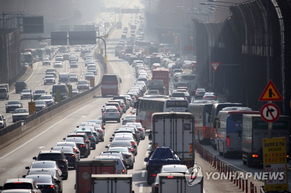 설 연휴를 하루 앞둔 23일 서울 서초구 잠원IC 인근 경부고속도로 하행선에 차들이 줄지어 이동하고 있다.