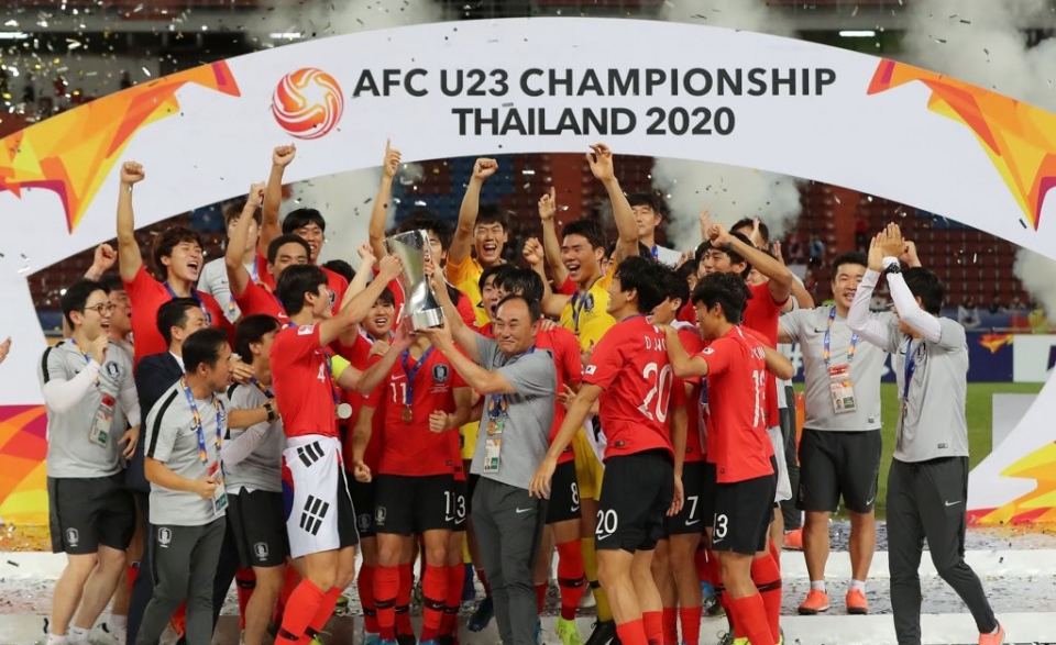 26일 오후(현지시간) 태국 방콕 라자망갈라 스타디움에서 열린 2020 아시아축구연맹(AFC) U-23 챔피언십 한국과 사우디아라비아의 결승전.사우디를 꺾고 사상 첫 대회 우승에 성공한 선수들과 김학범 감독이 우승 트로피를 높이 들고 환호하고 있다.