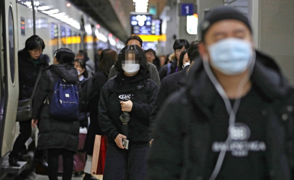 '우한 폐렴'으로 불리는 신종 코로나바이러스가 전세계로 확산되고 있는 가운데 27일 오전 서울 수서역에서 귀경객들이 마스크를 쓴 채 플랫폼을 나서고 있다.