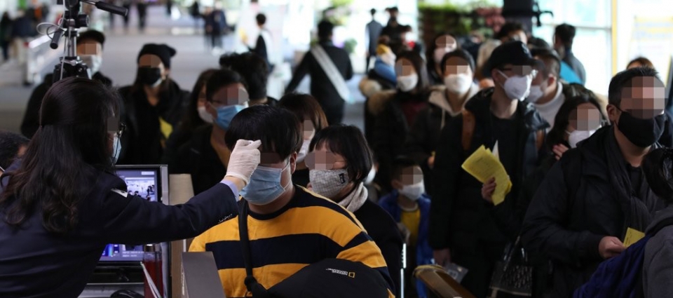 신종 코로나바이러스 감염증인 '우한 폐렴' 공포가 확산하는 가운데 28일 인천국제공항에서 상해발 항공기 탑승객들이 발열검사를 받고 있다.