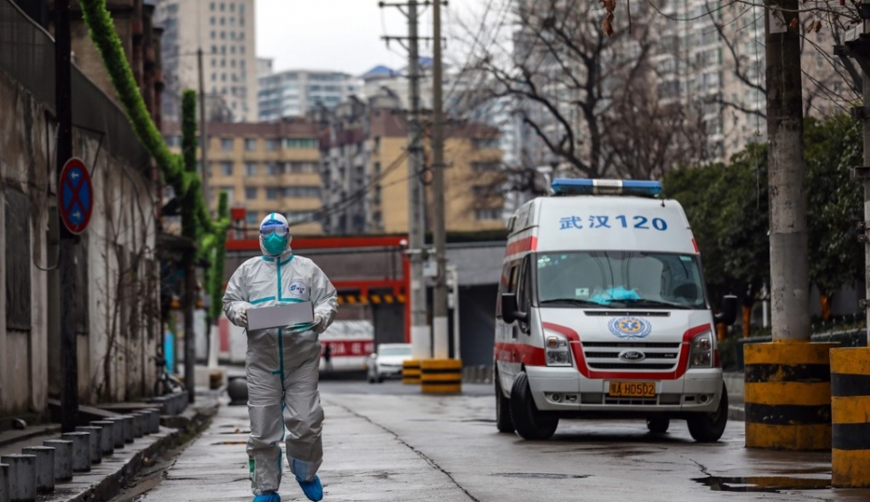 '우한 폐렴'(신종 코로나바이러스 감염증) 발원지인 중국 후베이성 우한의 한 거리에서 지난 26일 보호복을 착용한 구급요원이 의료용품 상자를 들고 병원으로 향하고 있다.