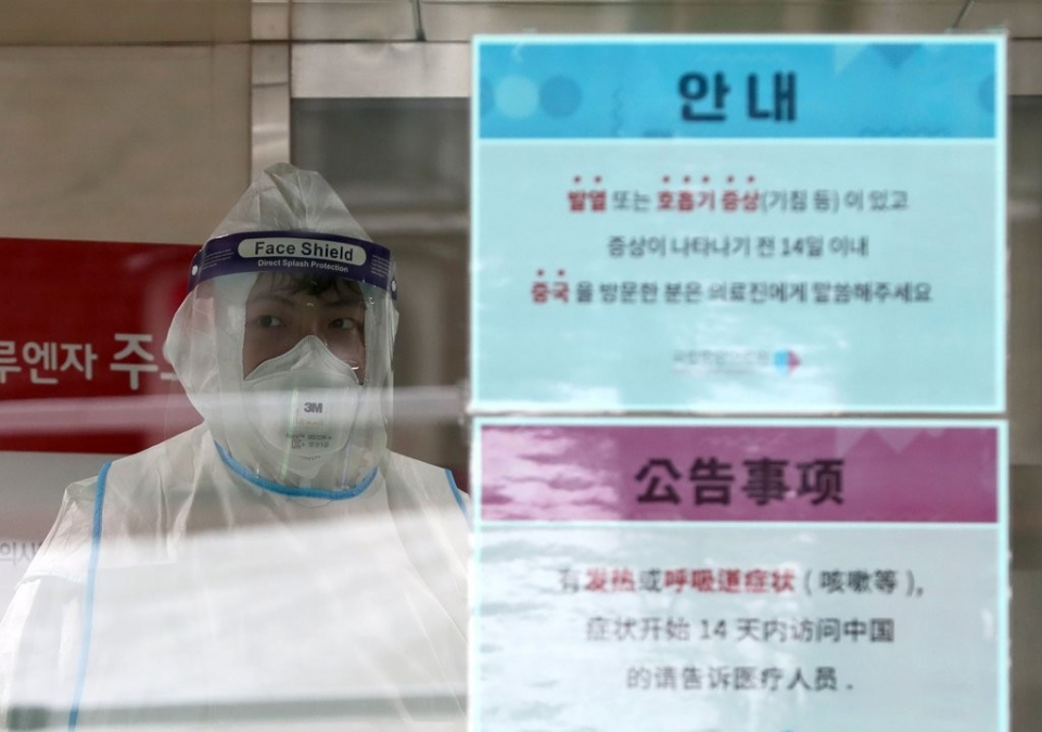 신종코로나바이러스 감염증 확산 우려가 커지는 가운데 지난 28일 서울 중구 국립중앙의료원 응급실에서 의료진이 문밖을 쳐다보고 있다.