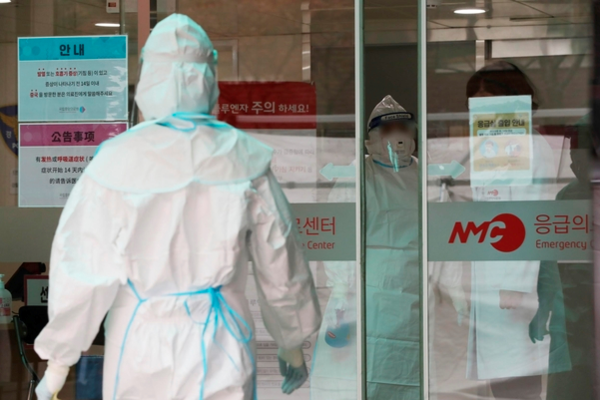 서울 중구 국립중앙의료원에서 의료진이 신종 코로나바이러스 감염증 선별진료소에서 나와 응급실로 들어가고 있다