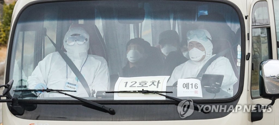 신종 코로나바이러스 감염증 진원지인 중국 후베이성 우한과 인근 지역에서 2차로 철수한 교민과 유학생을 태운 버스가 1일 오전 수용 시설인 충남 아산 경찰 인재개발원으로 도착하고 있다.
