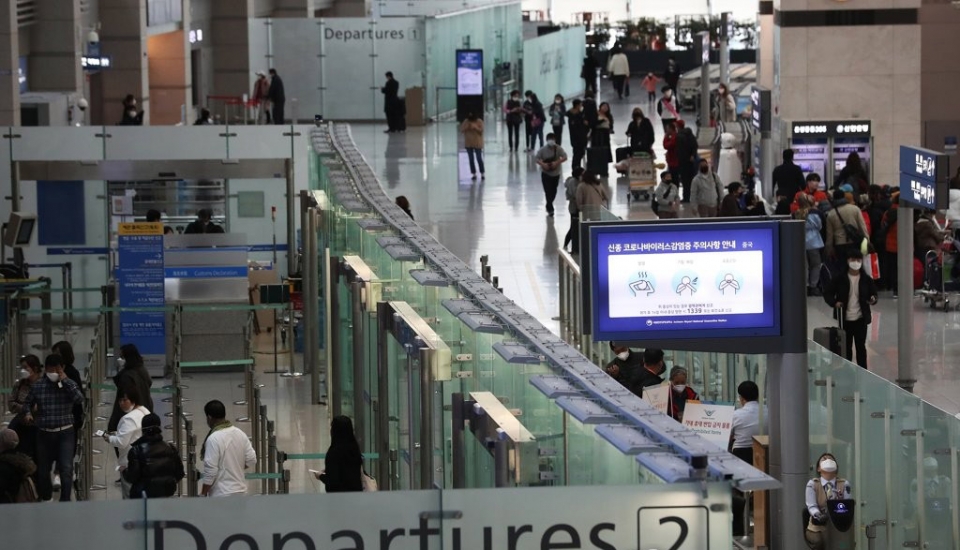 신종 코로나바이러스 감염증 확산이 우려되고 있는 2일 오후 인천공항 출국장에서 이용객들을 위한 예방법이 안내되고 있다.