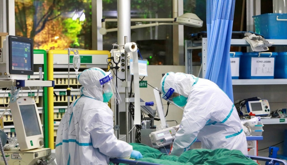 28일 중국 후베이성 우한의 우한대학 부속 중난병원에서 보호복을 입은 의료진이 신종 코로나바이러스에 의한 폐렴 환자를 치료하고 있다.
