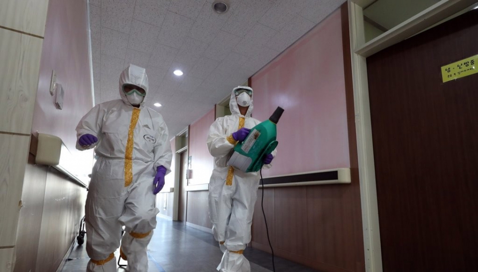 국내에서 16번째로 확진 받은 신종 코로나바이러스 감염증 환자가 거쳐간 광주 시내 한 병원에서 4일 방역작업이 이뤄지고 있다.
