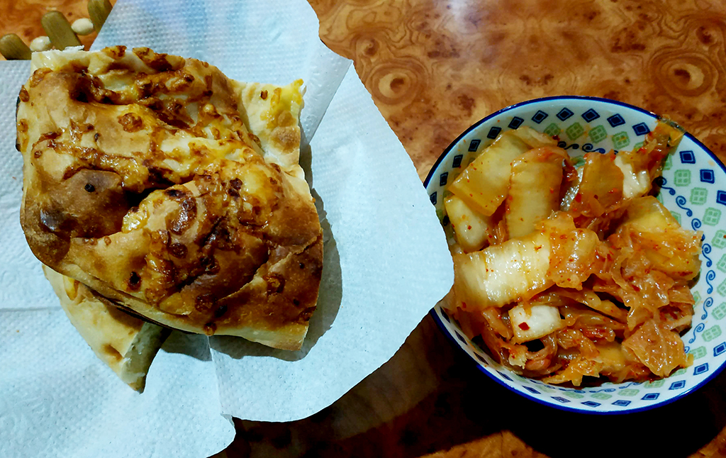 벨로고르스크 숙소에서 내어준 빵과 김치.