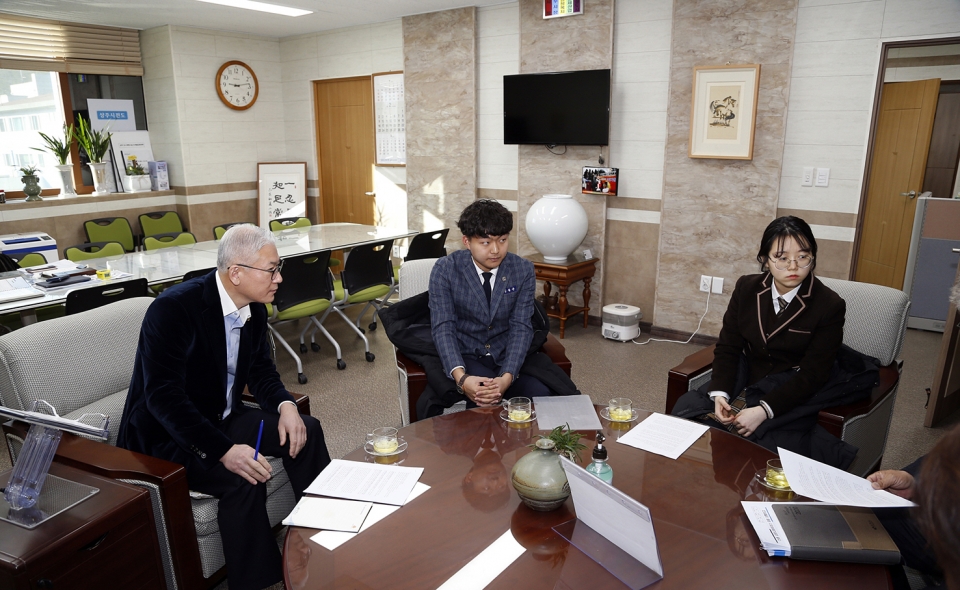 조성희(왼쪽) 상주시장 권한대행이 김동윤, 김지향 학생으로부터 교통시설 개선 건의 내용을 듣고 있다.