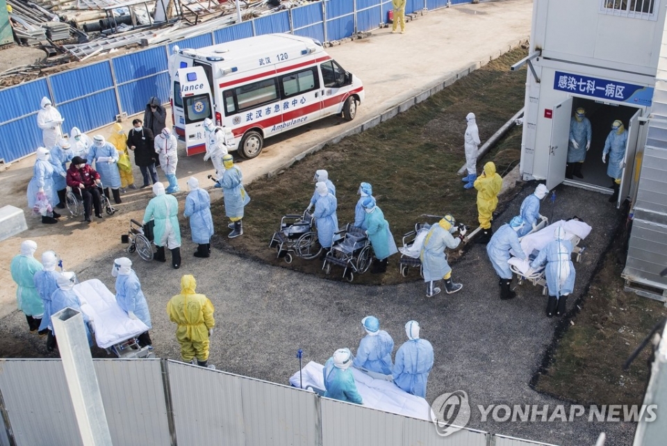 신종 코로나바이러스가 집중적으로 발생하고 있는 중국 우한에서 방호복을 입은 의료진이 지난 4일 일부 환자들을 최근 완공된 훠선산(火神山)병원으로 이송하고 있다.