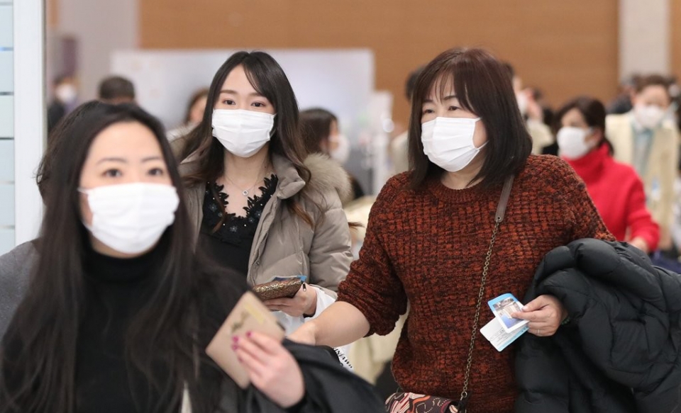 2020년 2월 9일 오후 마스크를 착용한 외국인 관광객들이 인천국제공항을 통해 입국하고 있다.