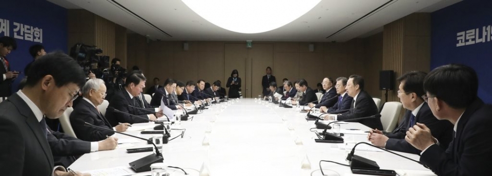 박용만 대한상공회의소 회장(오른쪽 세번째)이 13일 오전 서울 대한상공회의소에서 열린 코로나19 대응 경제계 간담회에서 발언하고 있다.