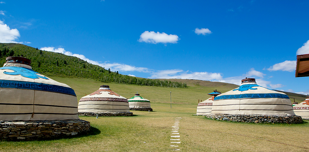 몽골 초원에 유목민들이 거주하는 ‘게르’가 펼쳐져 있다.