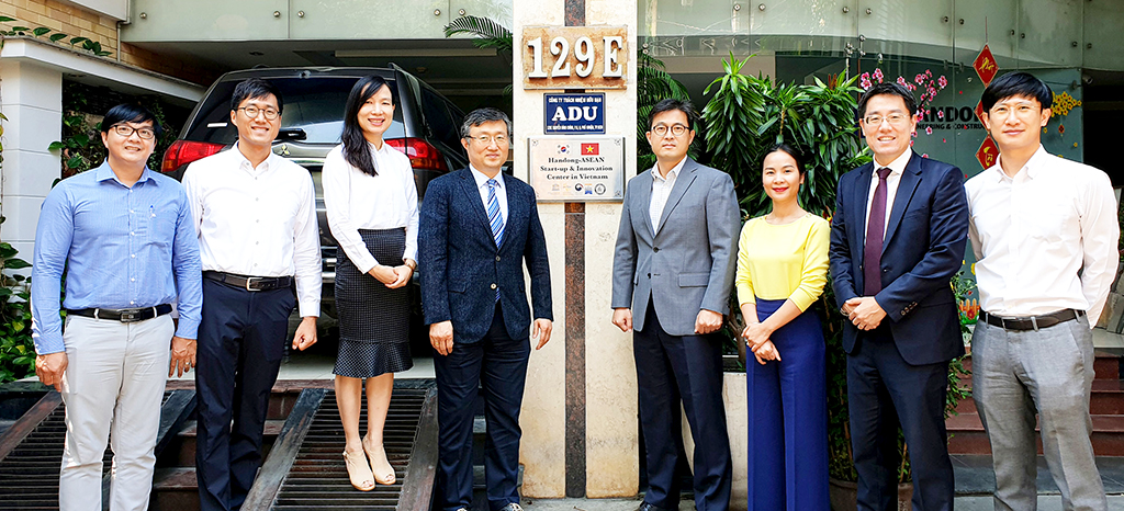 한동대학교가 최근 베트남 호치민에서 ‘한동-ASEAN 창업혁신센터’ 현판식을 개최했다.  /한동대학교 제공