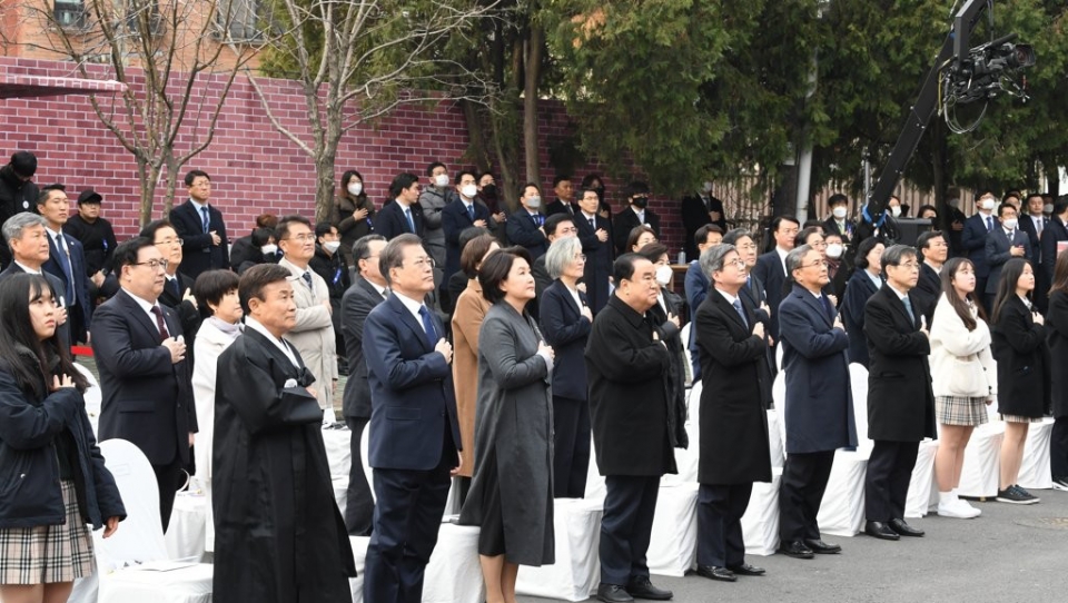 문재인 대통령과 김정숙 여사가 1일 종로구 배화여고에서 열린 3.1절 기념식에서 국기에 경례를 하고 있다.