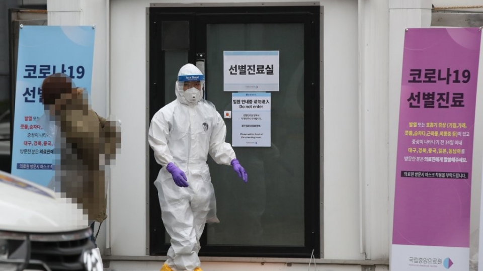 1일 오후 서울 중구 국립중앙의료원 코로나19 선별진료소에서 의료진이 내원 유증상자와 함께 병원 내부로 향하고 있다.