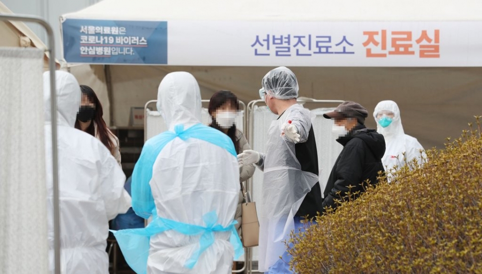 3일 오후 신종 코로나바이러스 감염증(코로나19) 전담병원인 서울 중랑구 서울의료원에 마련된 선별진료소에서 의료진들이 분주하게 움직이고 있다.
