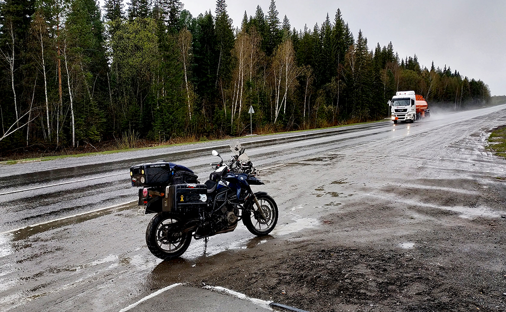 시베리아 횡단 도로는 대부분 왕복 2차선이다. 비 오는 날은 특히 트럭을 조심해야 한다.
