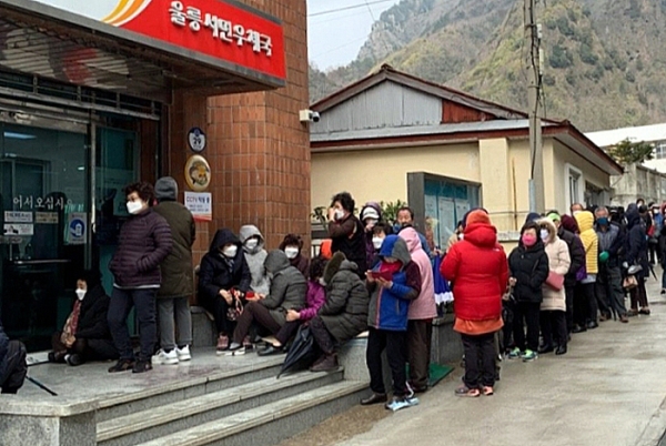 소 도시인 서면 우체국 앞에도 마스크를 사기 위해 미리 대기 중인 주민들