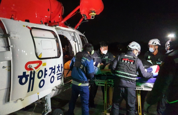 동해해경항공청 헬기가 새벽에 울릉도에서 발생한 환자를 후송하고 있다.