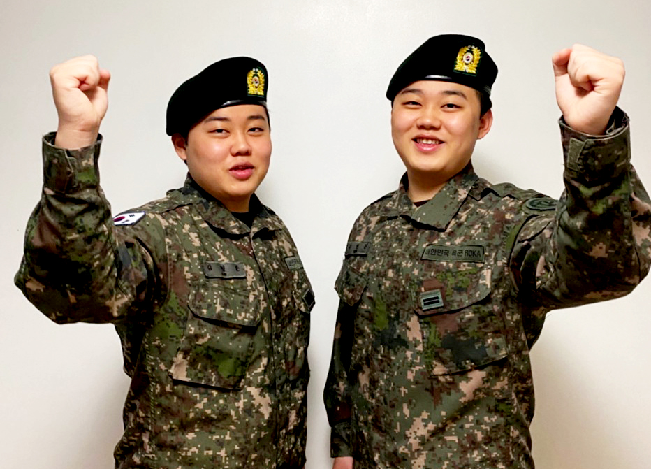 김형준(왼쪽) 상병과 김형진 일병.  /육군 제2작전사령부 제공