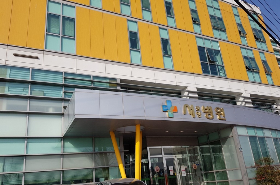 사진은 21일 신종 코로나바이러스 감염증(코로나19) 확진자가 무더기로 나온 경북 경산시 계양동 서요양병원.
