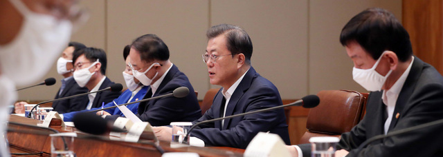 문재인 대통령이 30일 청와대 본관 집현실에서 열린 제3차 비상경제회의에 참석해 발언하고 있다.