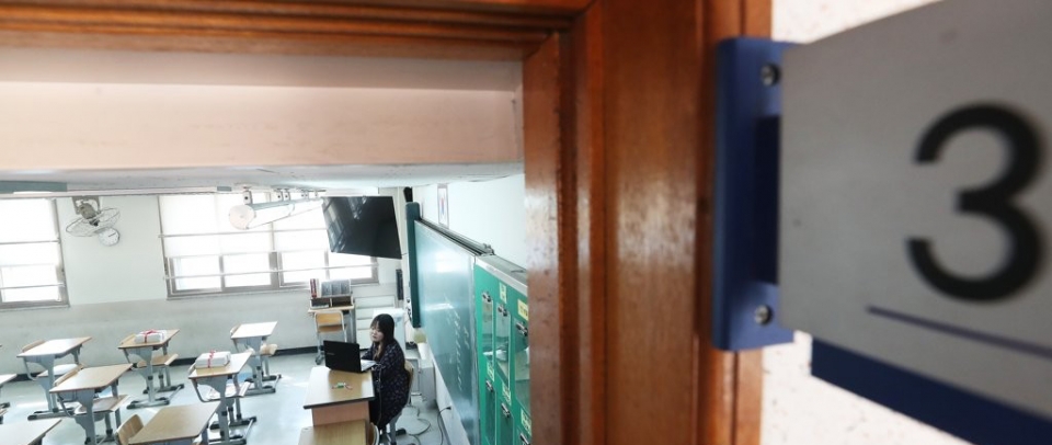 31일 오전 경기도 수원시 권선구 고색고등학교 3학년 교실에서 교사가 온라인 시범 수업을 진행하고 있다.