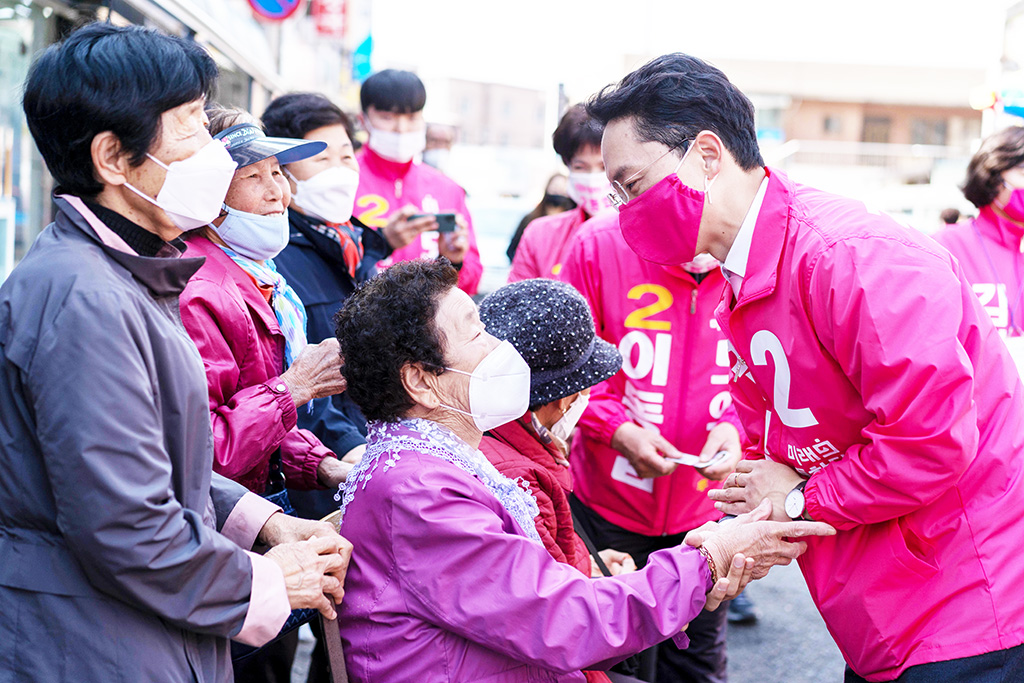 김병욱 미래통합당 후보가 5일 구룡포시장 일원에서 주민들에게 인사를 하고 있다.