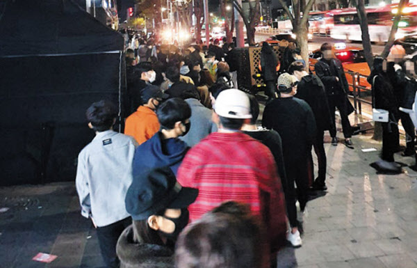 5일 오전 1시 서울 강남구 클럽 앞에 시민들이 입장을 기다리며 줄 서 있다. 인터넷에 사진을 올린 작성자는 “100m 정도 줄이 늘어섰다. 사람이 너무 많아 순서에 밀려 들어가지도 못 하겠다"고 했다.