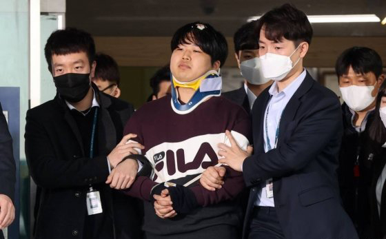 텔레그램 성착취 대화방 운영자 조주빈이 지난달 25일 오전 서울 종로경찰서에서 검찰로 송치되기고 있다.