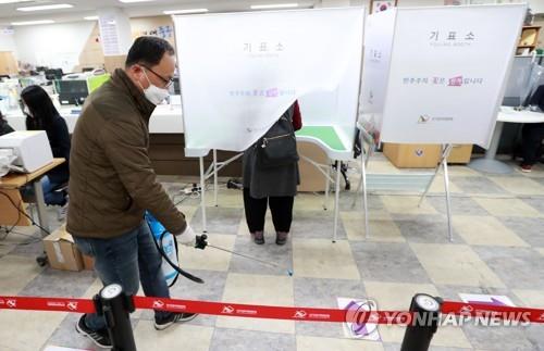 10일 오전 대구 중구 동인동행정복지센터에 마련된 사전투표소에서 관계자가 투표소 소독을 하고 있다.