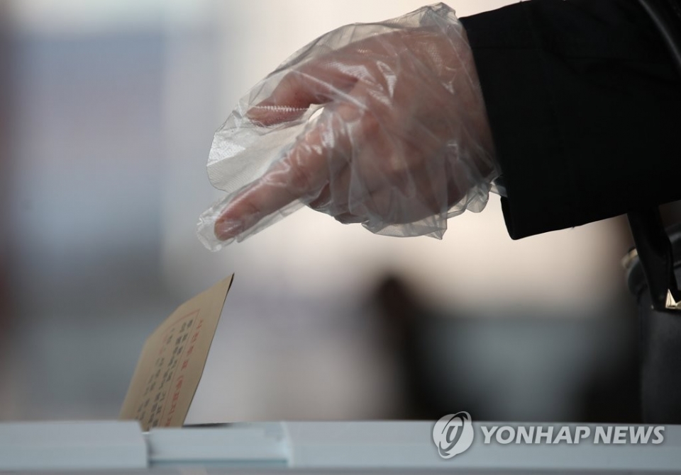 제21대 국회의원선거 사전투표 마지막 날인 11일 오전 서울역에 마련된 남영동 사전투표소에서 한 시민이 투표하고 있다.