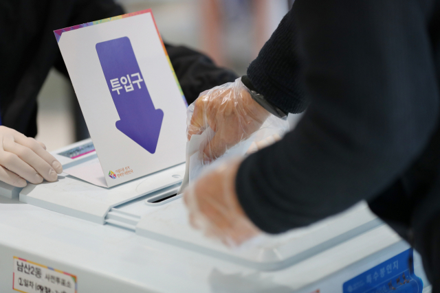 제21대 국회의원 선거 사전투표 마지막 날인 11일 오전 선거관리위원회가 마련한 한 사전투표소에서 유권자가 소중한 한 표를 행사하고 있다.