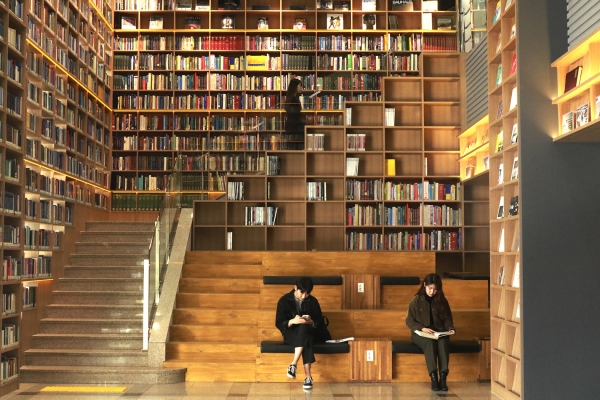 경일대 중앙도서관 1층 ‘키울마당’에서 학생들이 책을 읽고 있다.