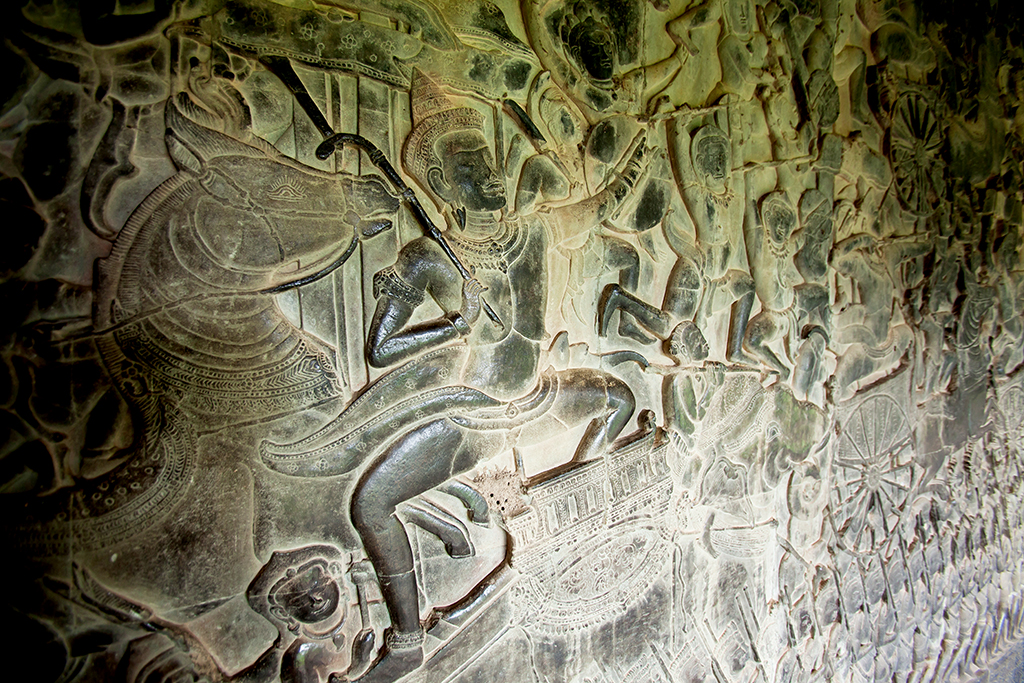 앙코르와트 석벽에 새겨진 부조. 크메르 제국 왕의 형상이다.