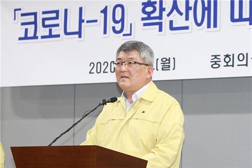 코로나19 확산 관련 기자회견을 하는 김학동 군수. /예천군 제공