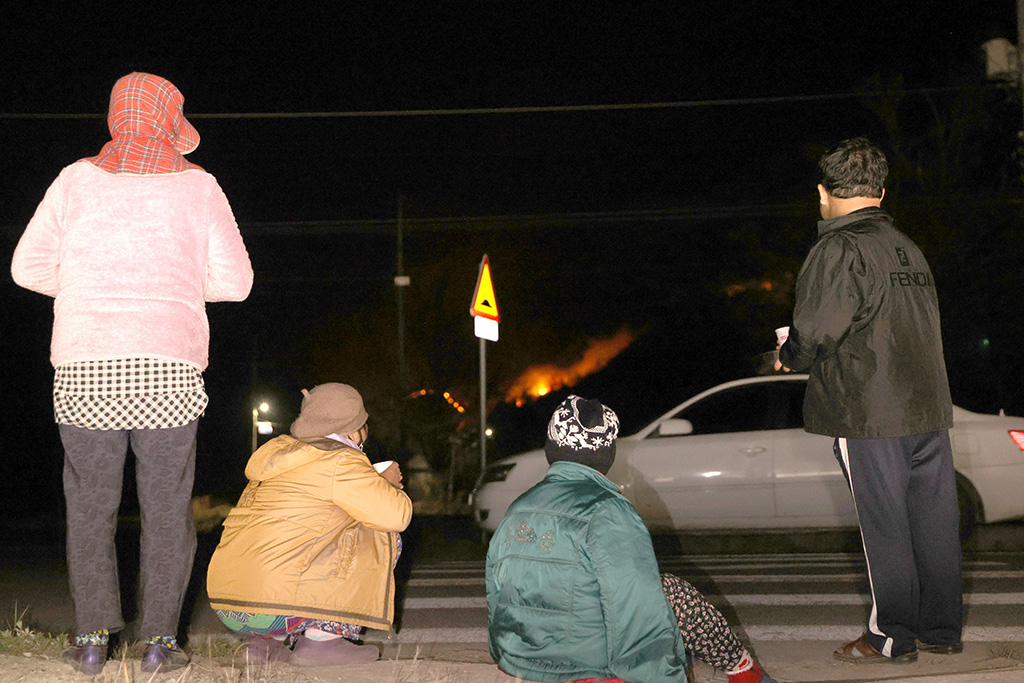 26일 새벽 안동시 남후면 고상리에 잠을 못 이룬 주민들이 불길을 지켜보고 있다.