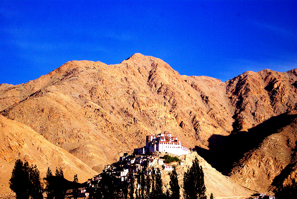 하얀색 벽과 붉은빛 지붕이 선명한 대조를 이루는 인도의 성.