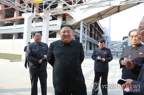 사망설에 휩싸였던 북한 김정은 국무위원장이 20일 만에 공개활동을 재개하며 건재함을 과시했다.김 위원장이 노동절(5·1절)이었던 지난 1일 순천인비료공장 준공식에 참석했다고 조선중앙통신이 2일 보도했다.