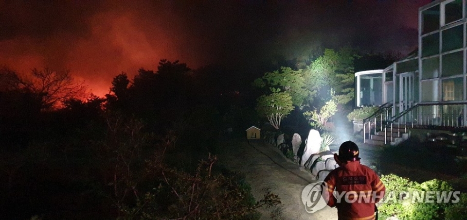 지난 1일 오후 강원 고성군 토성면 도원리에서 발생해 강한 바람을 타고 주변 지역으로 번진 산불이 주택을 위협하고 있다.
