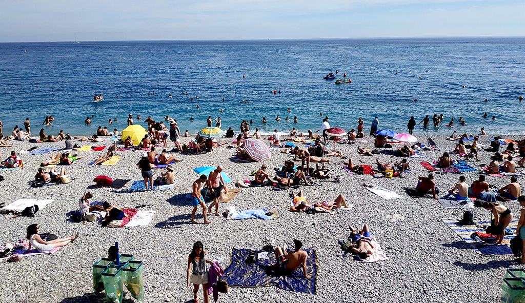 바캉스를 즐기는 관광객들로 붐비는 니스 해변.