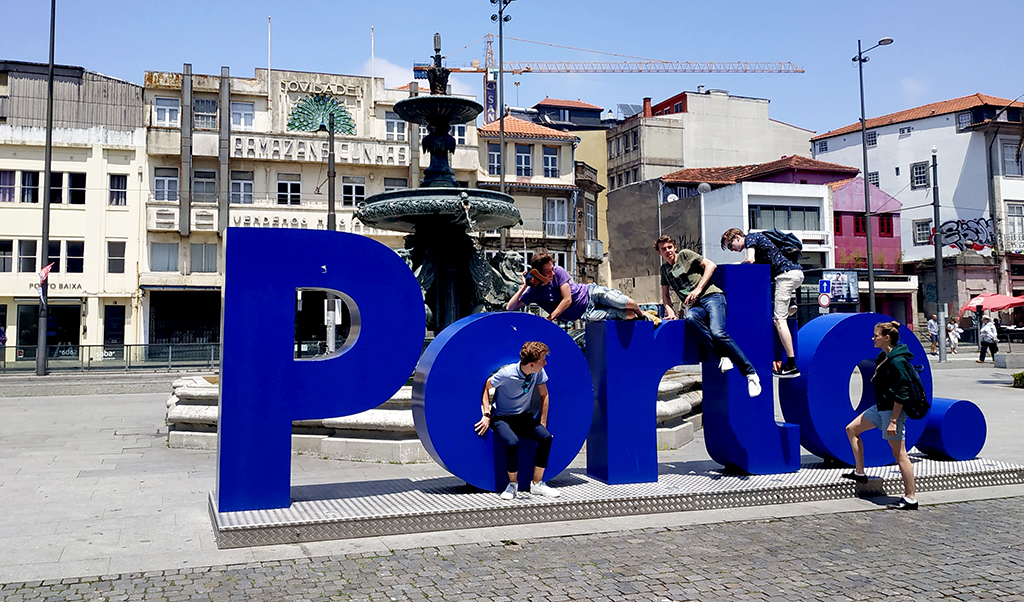 포르투는 옛 시가지를 잘 보존한 도시로 휴가를 보내기 위해 찾은 관광객들로 붐볐다.