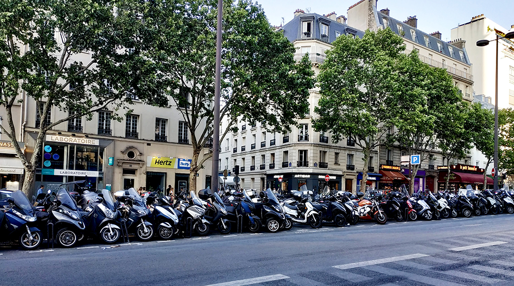 파리뿐만 아니라 유럽 대부분 도시에선 쉽게 오토바이 주차장을 만날 수 있다.
