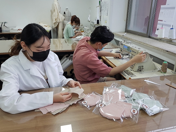 취약계층 아동용 천 마스크를 제작하고 있는 경일대 패션디자인전공 학생들.